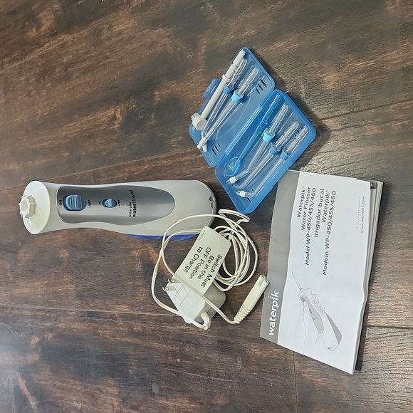 WATERPIK cordless plus water flosser with 7 tips used with original box - Picture 4 of 4